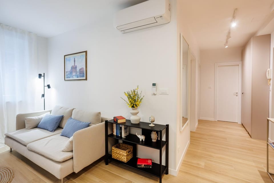 TV and multimedia, Living room, Seating area, air conditioner