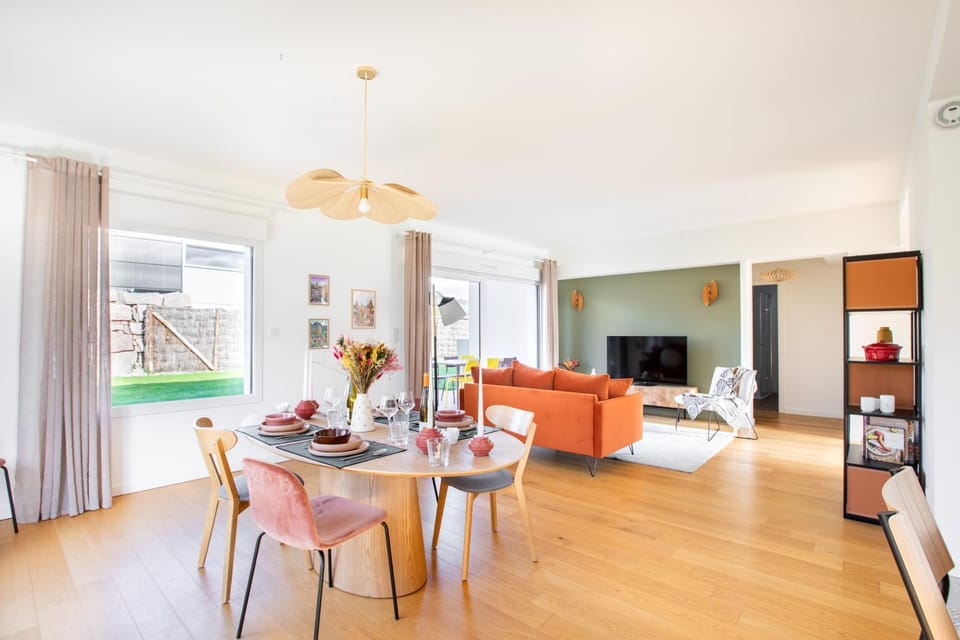 Communal lounge/ TV room, TV and multimedia, Living room, Seating area, Dining area