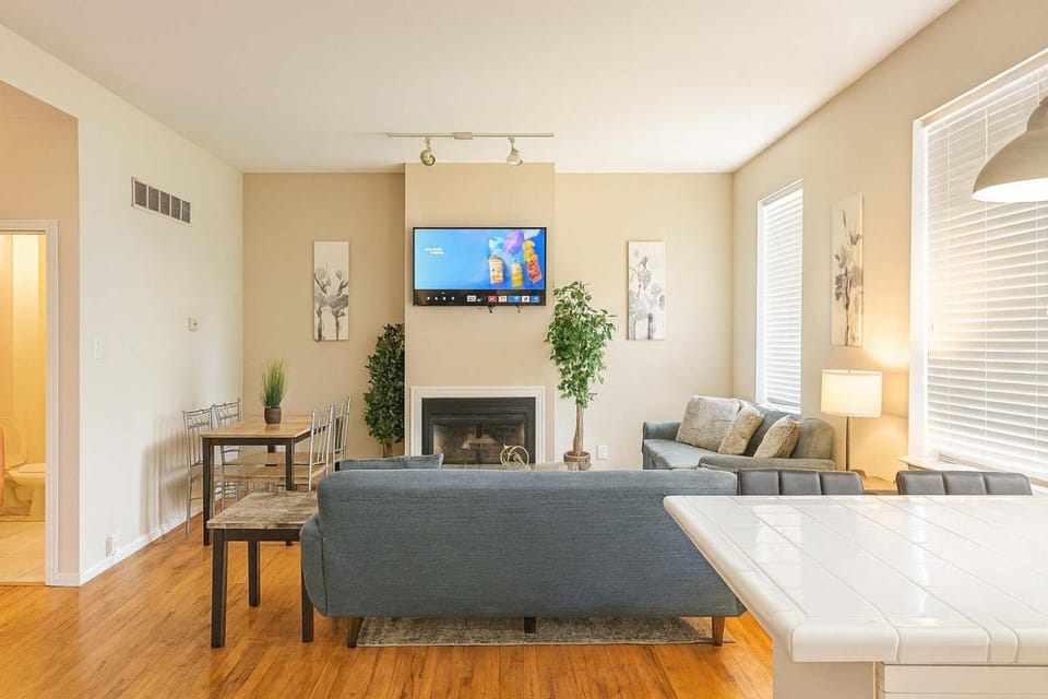 TV and multimedia, Living room, Seating area, Dining area