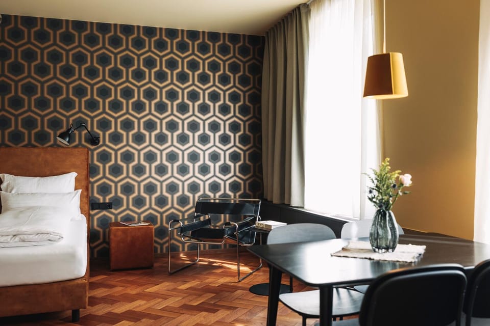 Photo of the whole room, Dining area