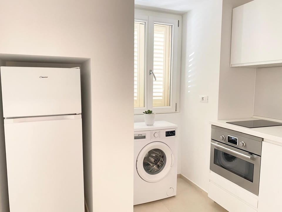Kitchen or kitchenette, minibar, oven, stove, washing machine