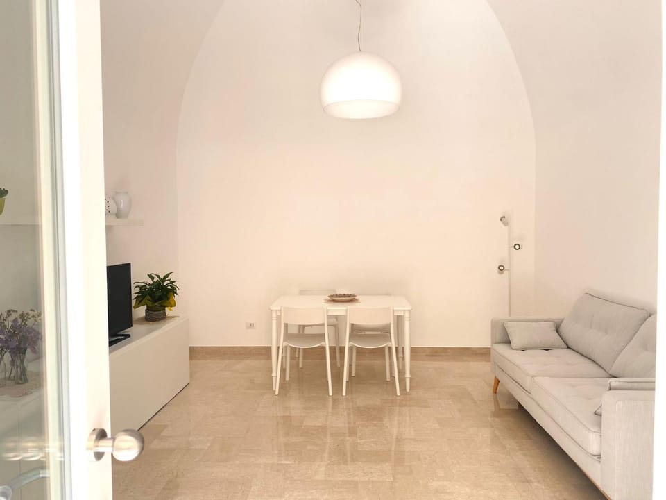 Bed, Living room, Seating area, Dining area