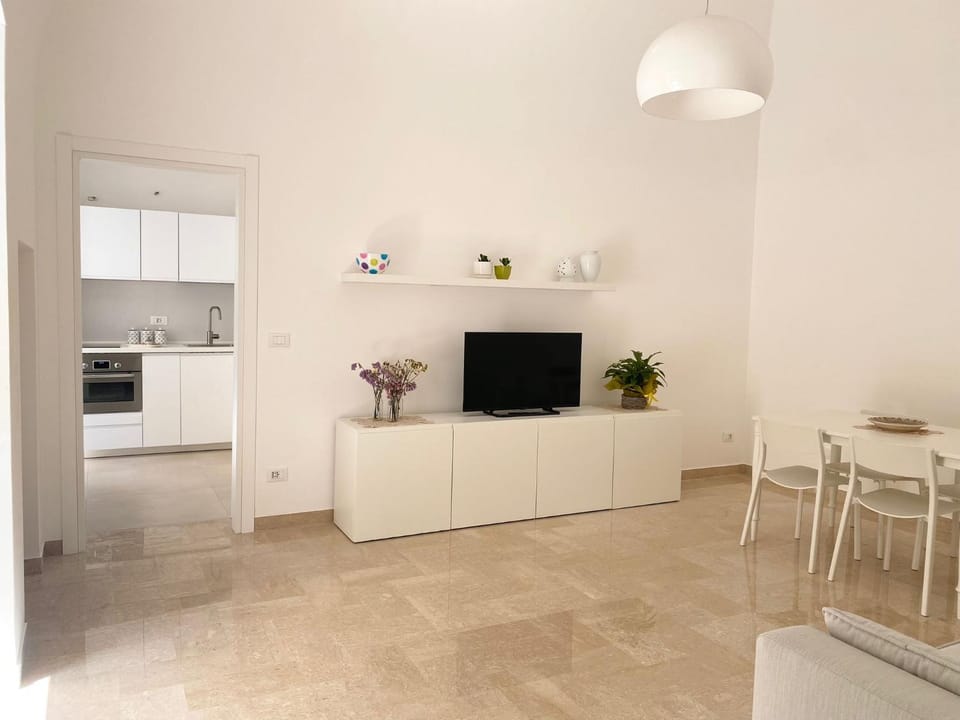 TV and multimedia, Kitchen or kitchenette, Dining area, oven, stove