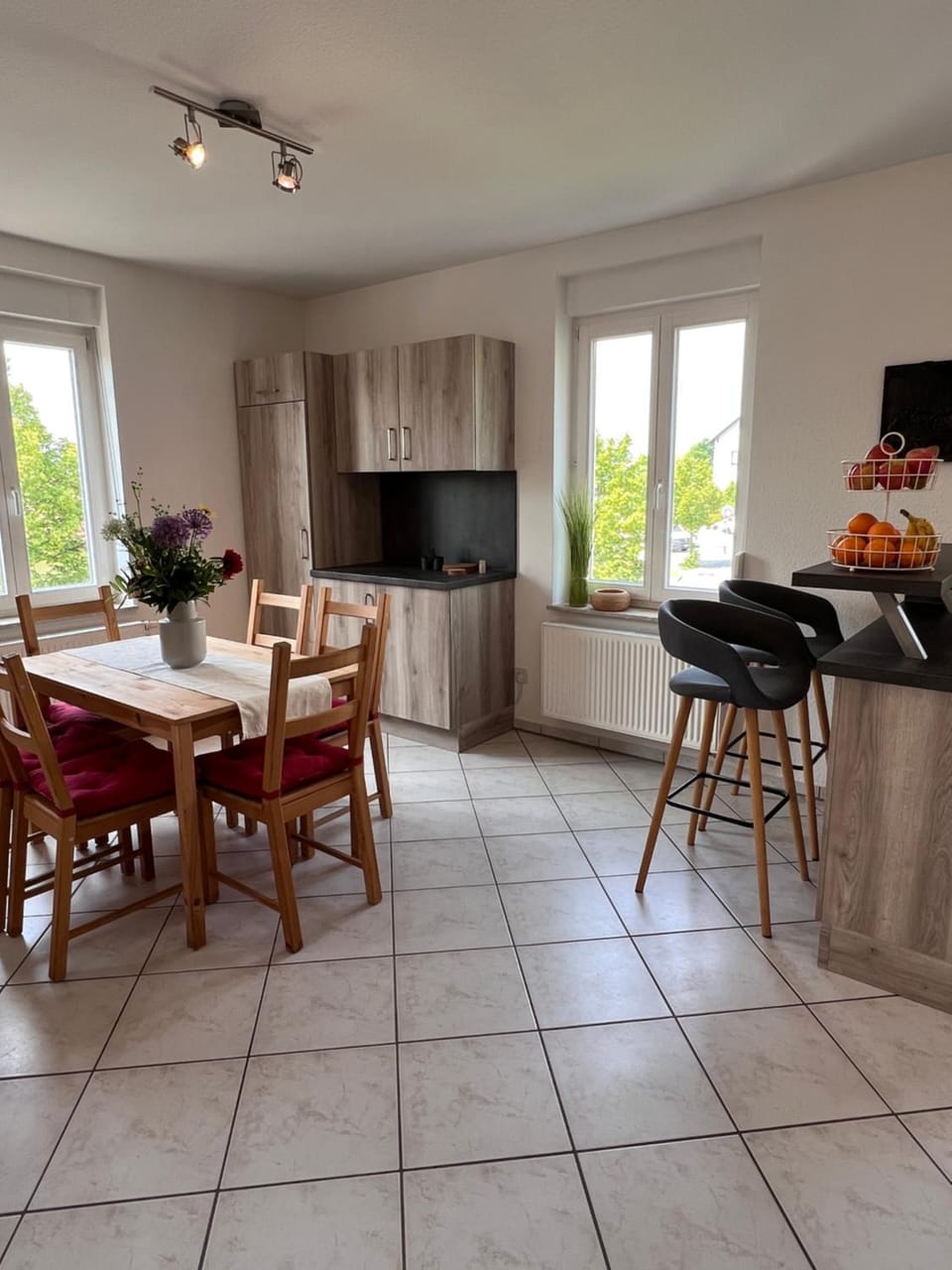 Living room, Food and drinks, Seating area, Dining area, Food