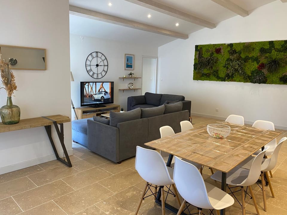 TV and multimedia, Living room, Seating area, Dining area