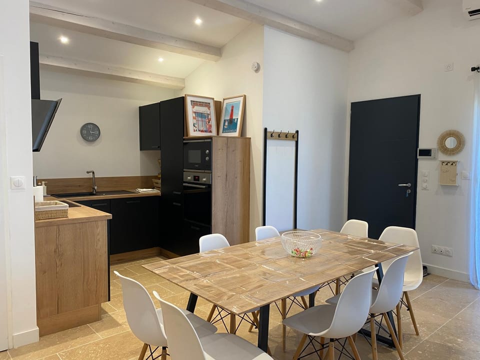 Kitchen or kitchenette, Dining area