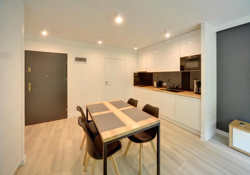 TV and multimedia, Kitchen or kitchenette, Living room, Seating area, Dining area