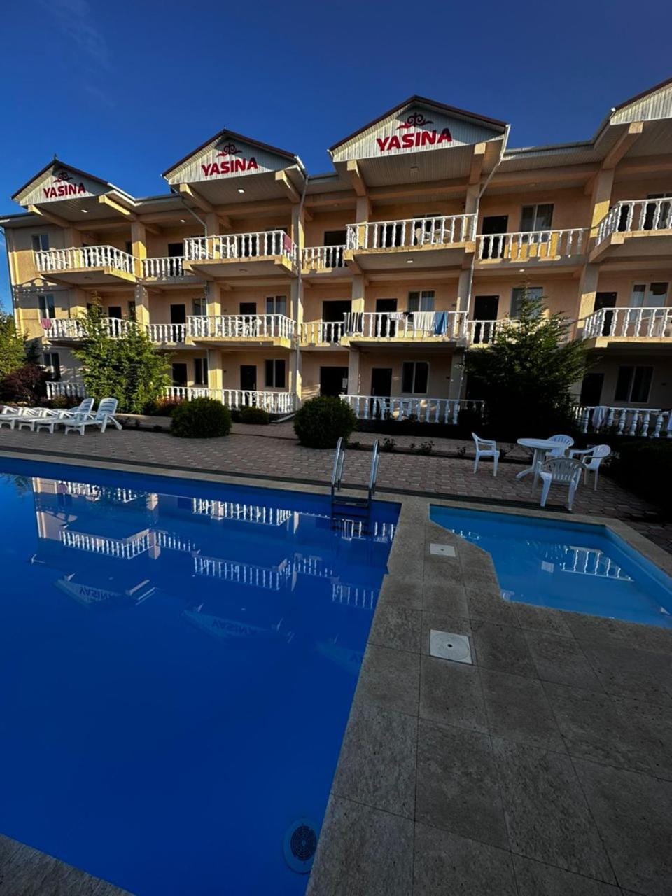 Property building, Day, Pool view, Swimming pool, sunbed