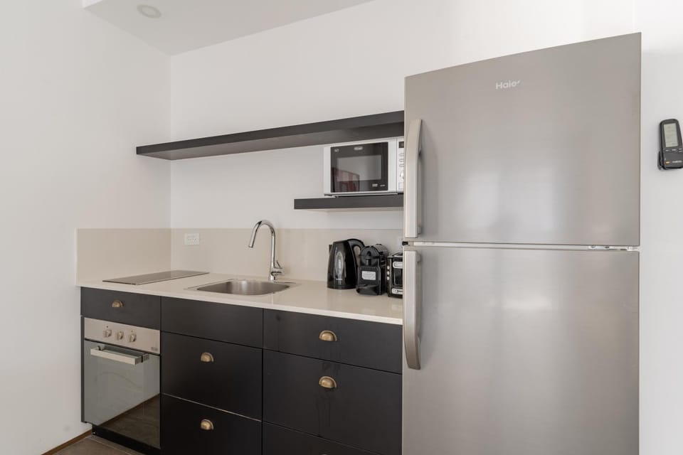 Coffee/tea facilities, Kitchen or kitchenette, oven, stove, toaster