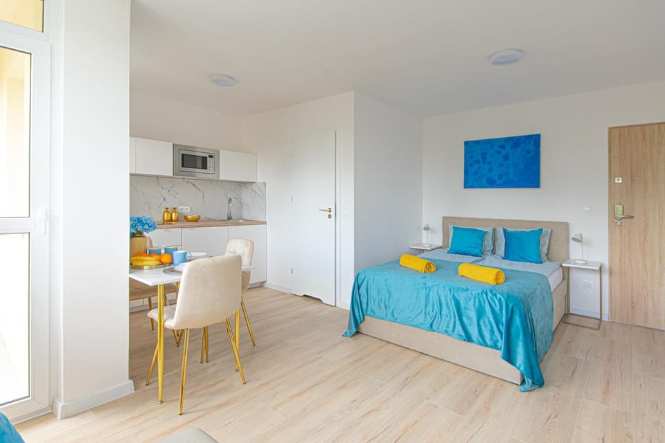 Bed, Kitchen or kitchenette, Photo of the whole room, Dining area, Bedroom, microwave, oven, stove