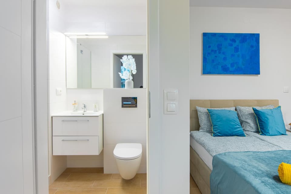 Toilet, Bed, Bathroom, Photo of the whole room, Bedroom, towels