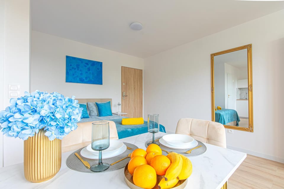 Bed, Living room, Food and drinks, Photo of the whole room, Seating area, Dining area, Bedroom, Food, wardrobe