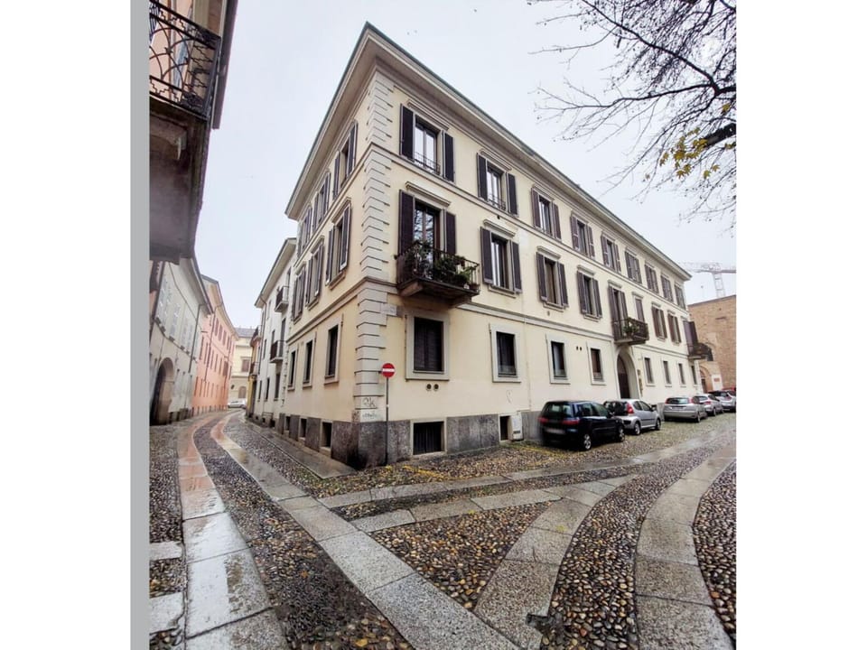 Property building, Day, Neighbourhood, City view, Street view, Location, Parking