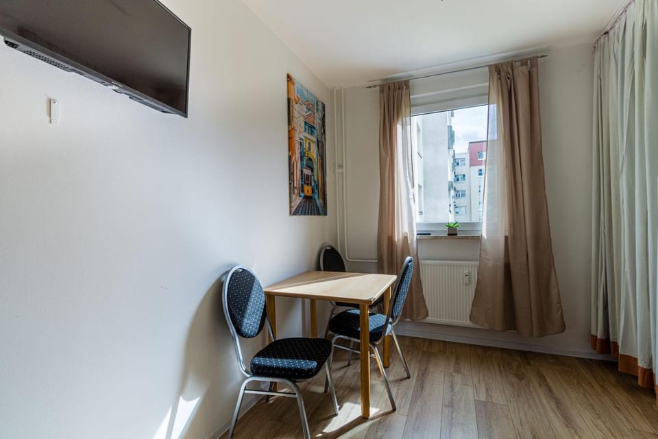 TV and multimedia, Seating area, Dining area