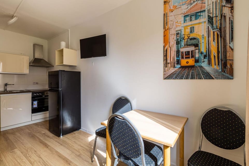 Kitchen or kitchenette, Dining area, oven, stove