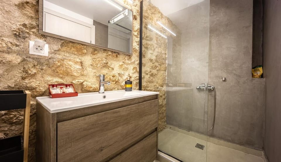 Kastella Luxe Stone Apartment in Pireas
