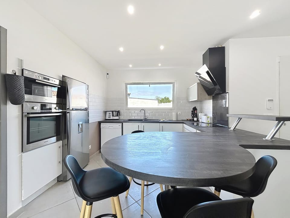 Coffee/tea facilities, Kitchen or kitchenette, Dining area, dishwasher, microwave, minibar, oven, pet friendly, stove, toaster