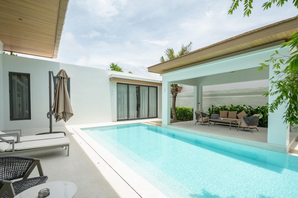 Swimming pool, sunbed