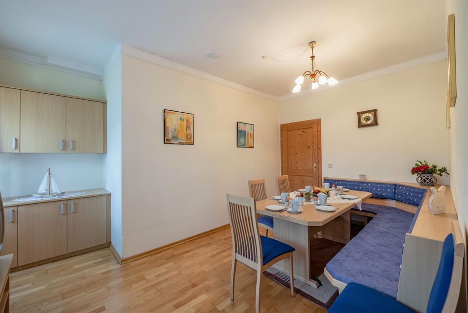 Property building, Kitchen or kitchenette, Living room