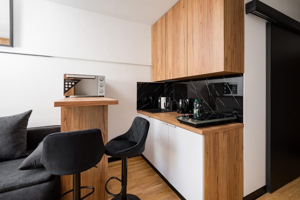 Coffee/tea facilities, Kitchen or kitchenette, Dining area, oven, stove