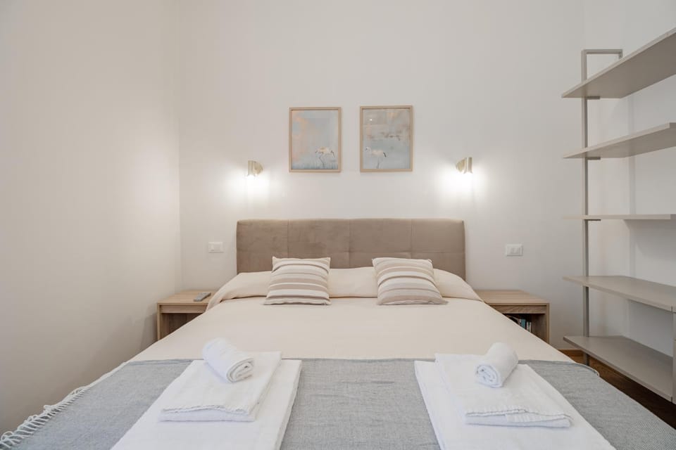 Bed, Photo of the whole room, Bedroom, towels