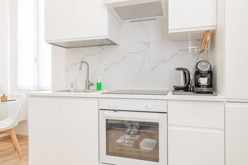 Coffee/tea facilities, Kitchen or kitchenette, stove