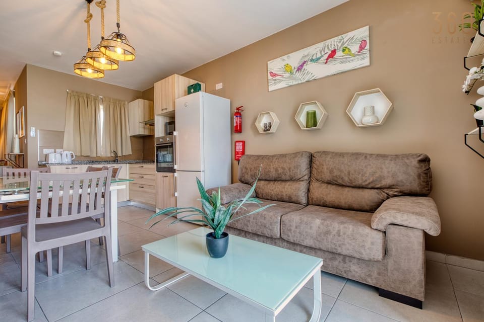 Kitchen or kitchenette, Living room, Seating area, Dining area, minibar, oven, pet friendly