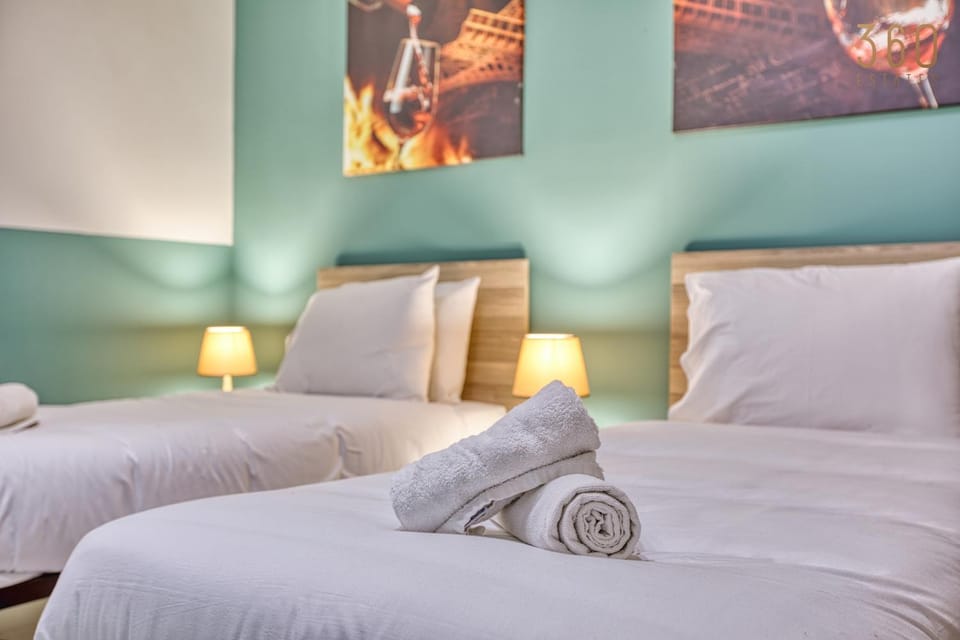Bed, Photo of the whole room, Bedroom, towels