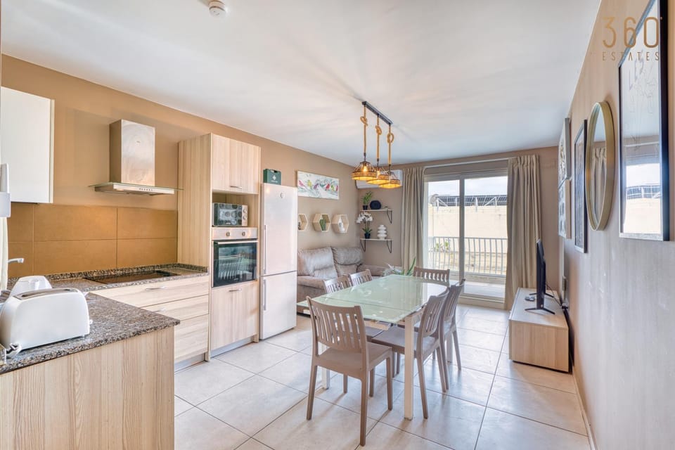 Kitchen or kitchenette, Dining area, dishwasher, oven, pet friendly, stove