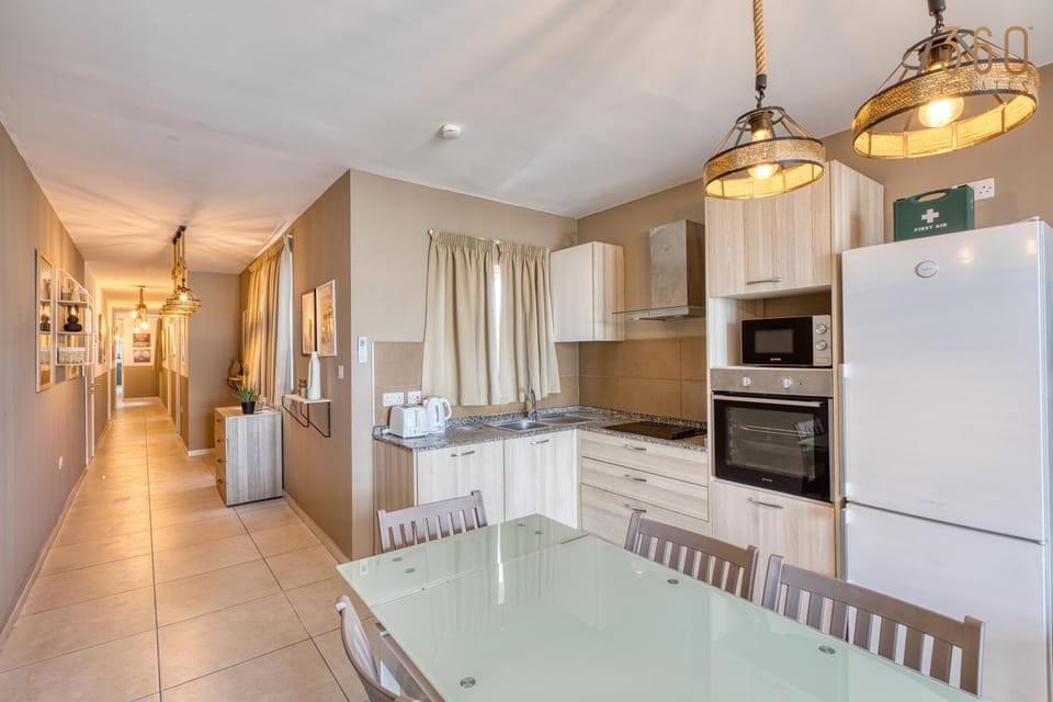 Kitchen or kitchenette, Dining area, dishwasher, minibar, oven, pet friendly, stove