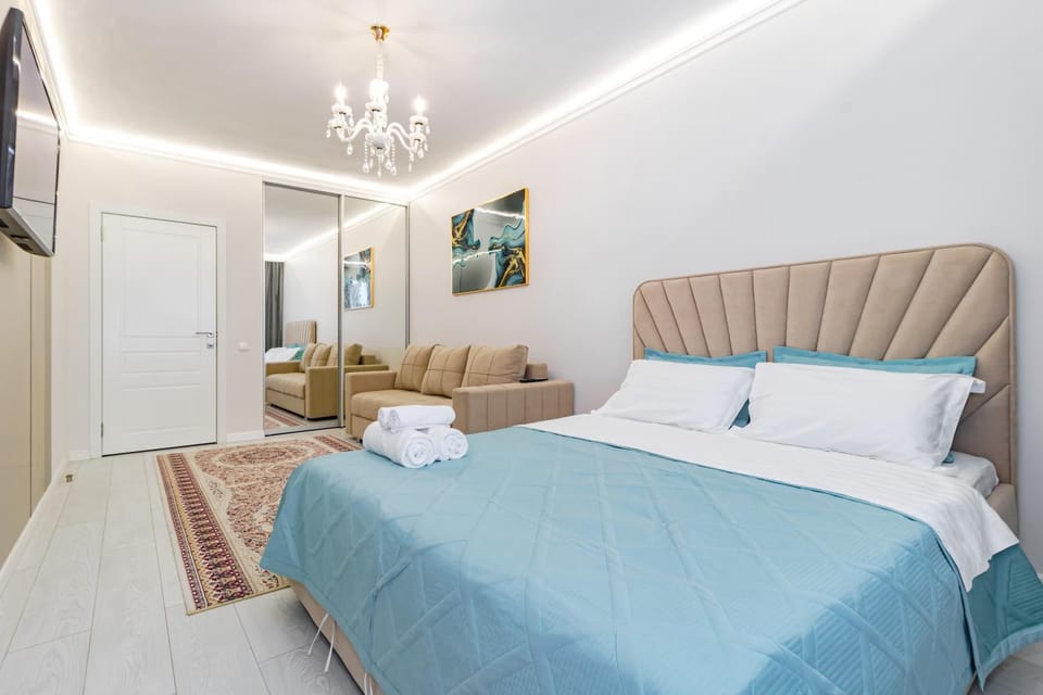Bed, TV and multimedia, Living room, Photo of the whole room, Seating area, Bedroom, towels