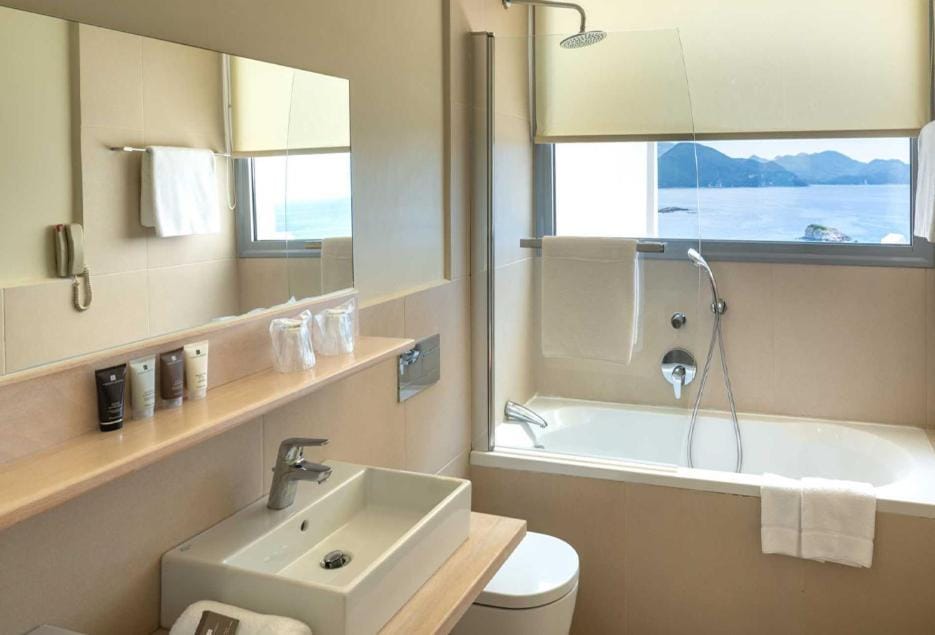 Bathroom, Bath, towels