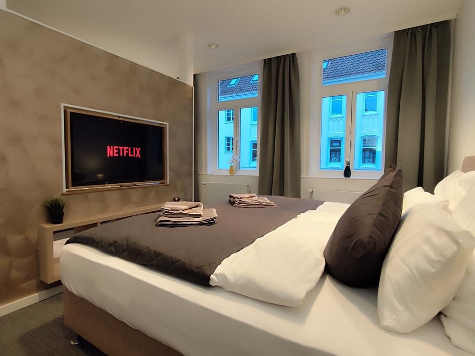 Bed, TV and multimedia, Bedroom, towels, towels