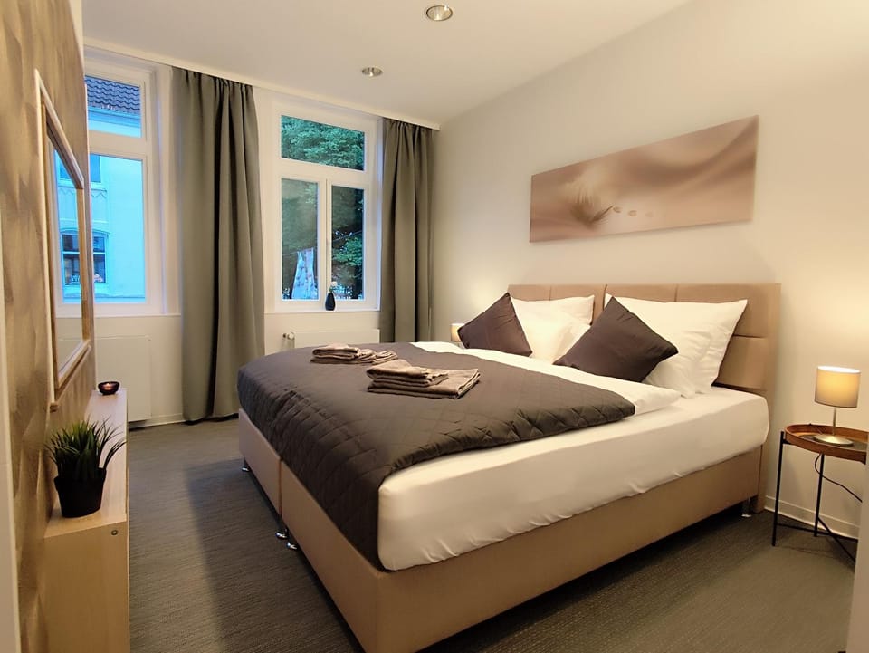 Bed, Bedroom, towels, towels