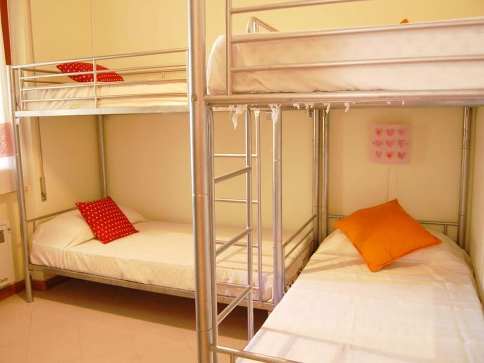Bedroom, bunk bed