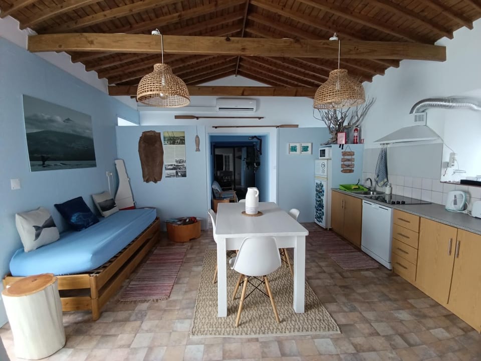 Kitchen or kitchenette, Living room, Seating area, Dining area, pet friendly, stove