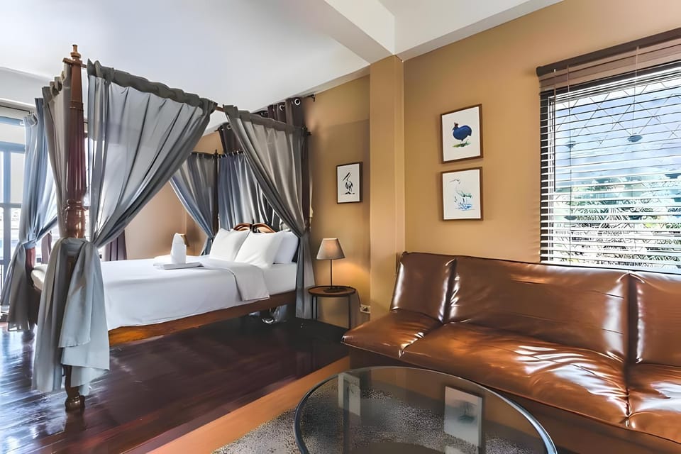 Bed, Photo of the whole room, Seating area, Bedroom