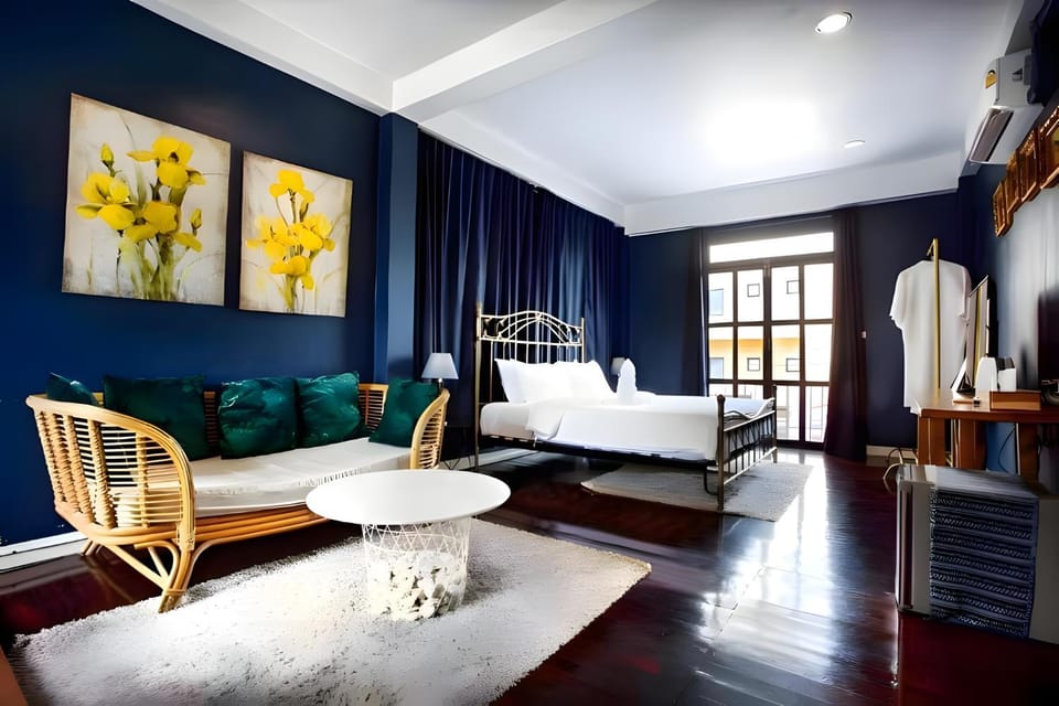 Bed, Photo of the whole room, Seating area, Bedroom