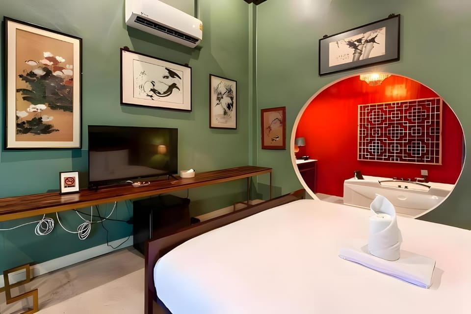 Bed, Photo of the whole room, Decorative detail, Bedroom, air conditioner