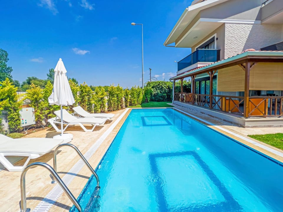 Patio, Day, View (from property/room), Balcony/Terrace, Pool view, Swimming pool, sunbed