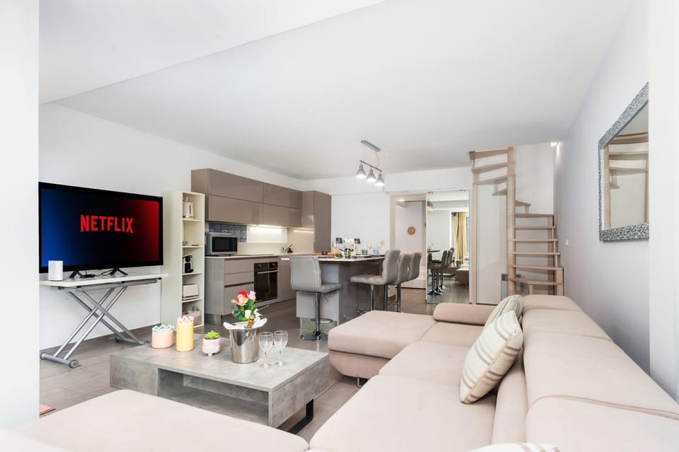 TV and multimedia, Living room, Seating area, Dining area