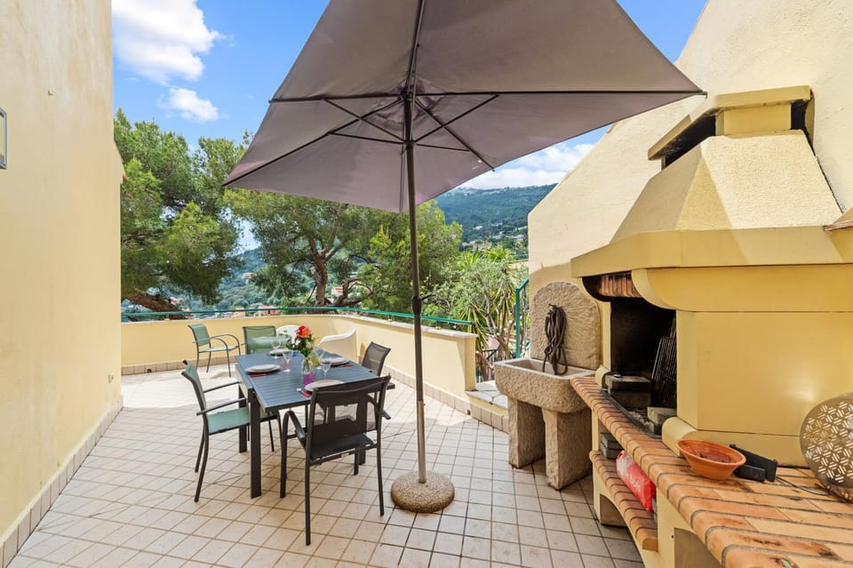 Patio, Natural landscape, Balcony/Terrace, Living room, Seating area, Dining area