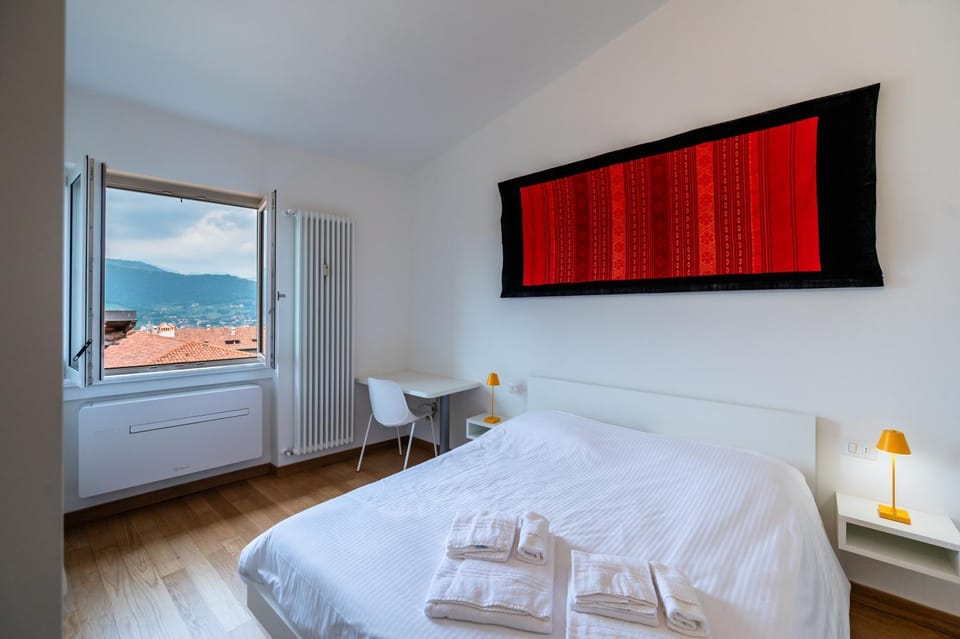 Bed, Natural landscape, Photo of the whole room, Bedroom, Mountain view