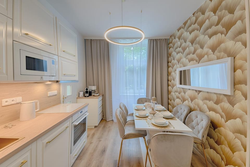 Kitchen or kitchenette, Seating area, Dining area, stove