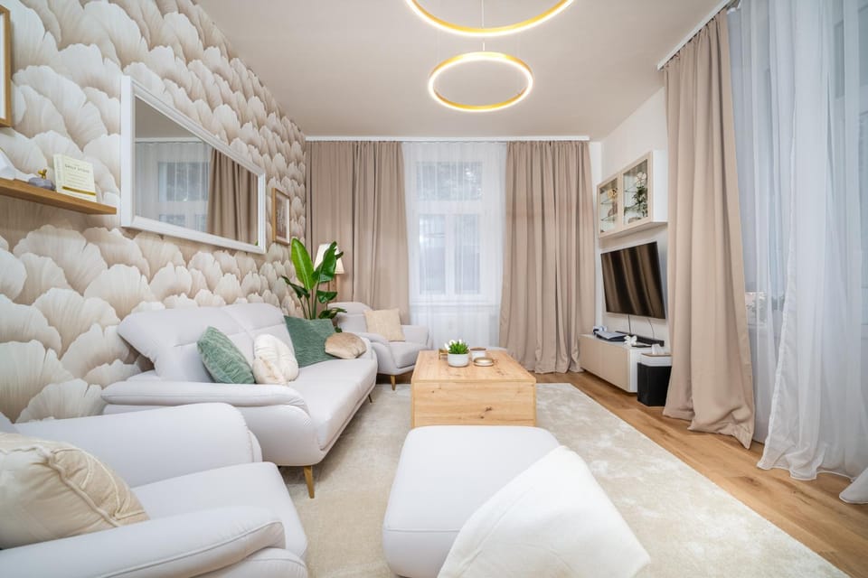 Communal lounge/ TV room, Bed, TV and multimedia, Living room, Seating area