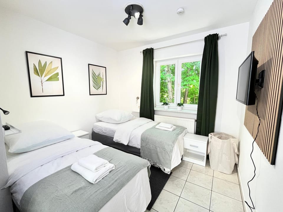 Bed, TV and multimedia, Photo of the whole room, Bedroom, towels