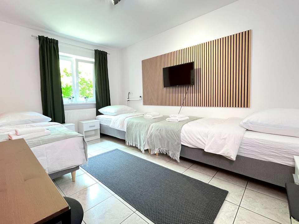 Bed, TV and multimedia, Photo of the whole room, Bedroom, towels