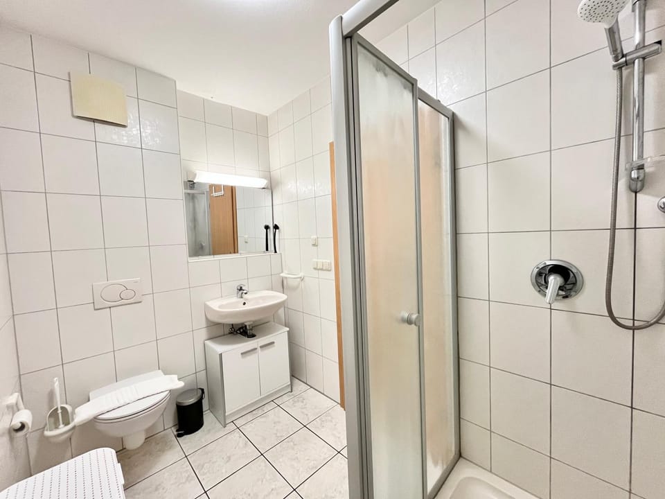 Shower, Toilet, Bathroom, towels