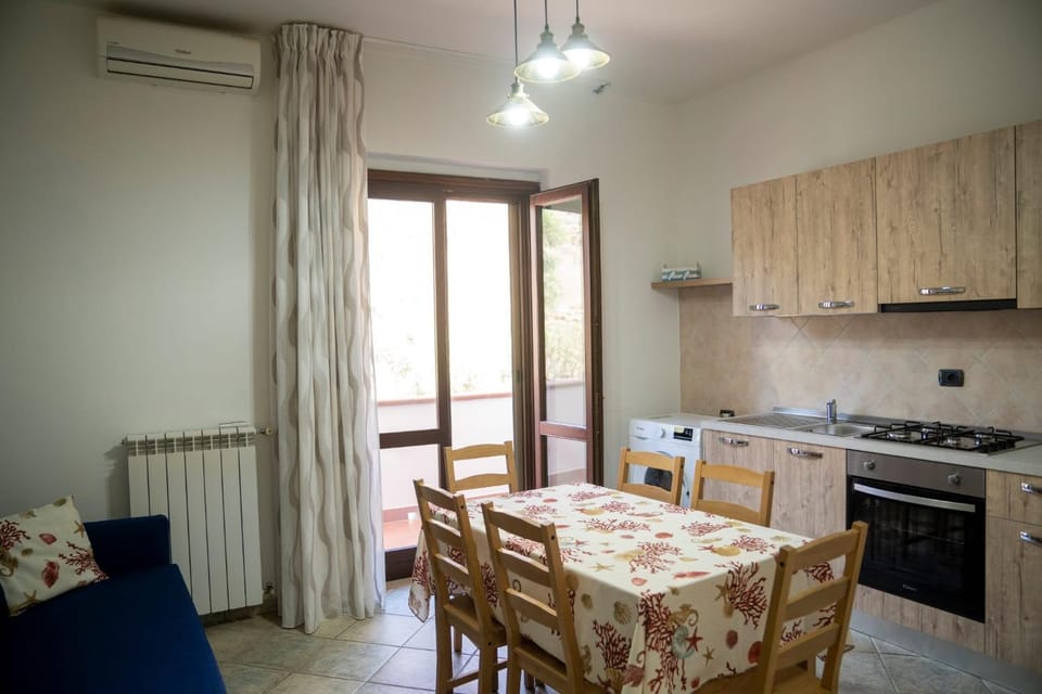 Kitchen or kitchenette, Living room, Seating area, Dining area, stove