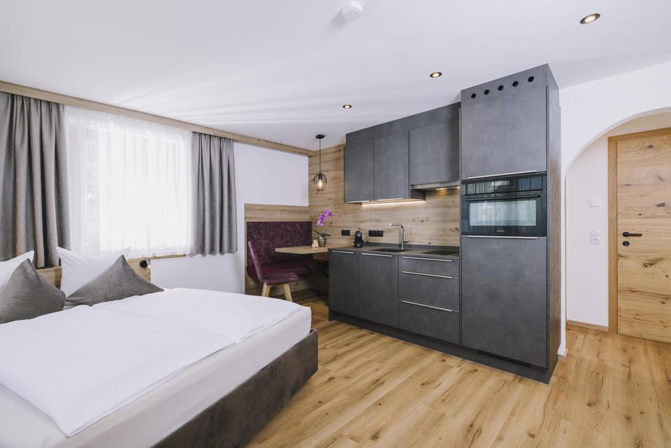 Bed, Kitchen or kitchenette, Photo of the whole room, Bedroom, minibar, stove